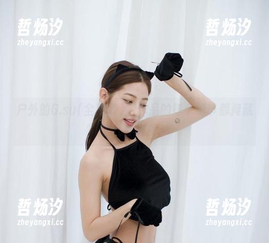 户外的G.su(全智秀)，作品的每个细节都掩藏了几分俏皮。