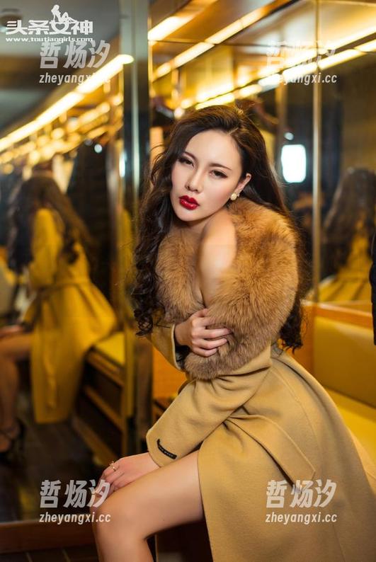 TouTiao头条女神-张梦艺 TouTiao头条女神 - 更新啦!张梦艺的秘书姿态,真贼会挑衣服啊