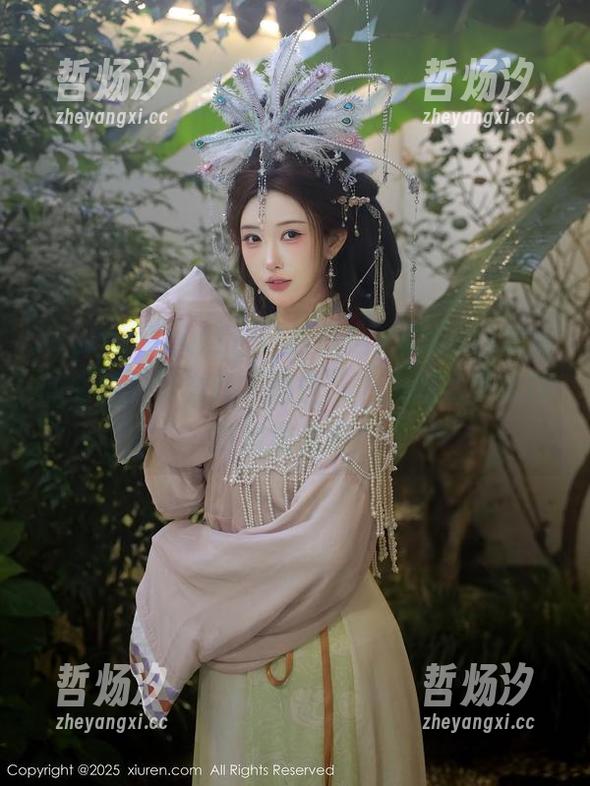 Xiuren秀人网 - 照片精选，Candy糖糖的旅拍：什么叫“随性”，大概就是这样披着晨光吧？