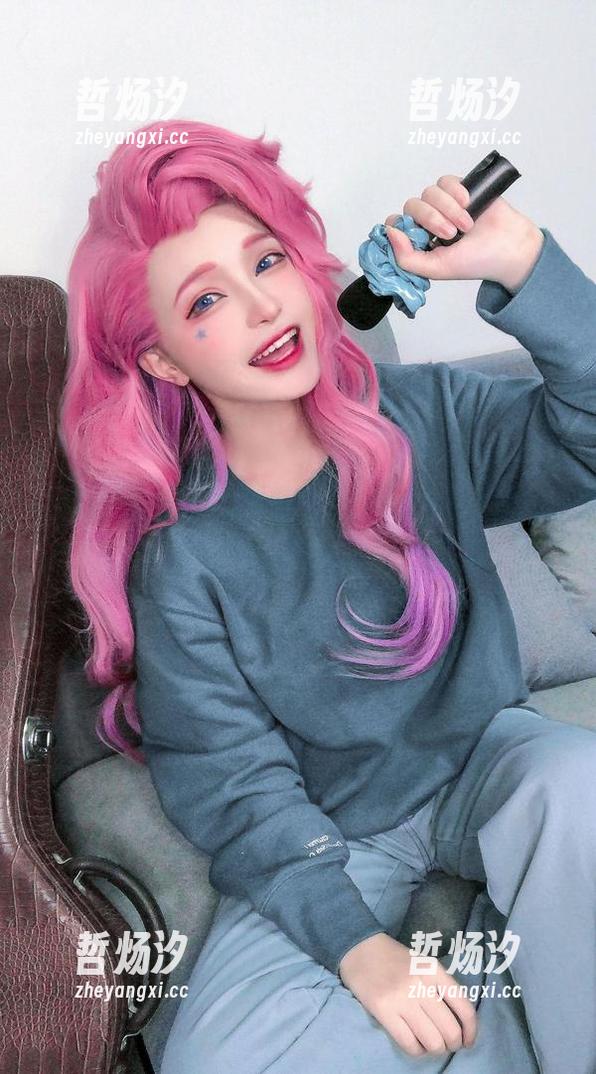 千夜未来 观看千夜未来的修道女图包,心里总有些涟漪,完全没法解释这种吸引力。