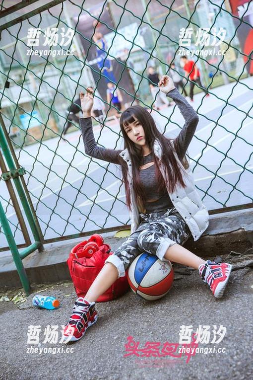 头条女神 - 当李梓熙遇上笼中丝雀，图库里的最新款式真是别具一番风味！