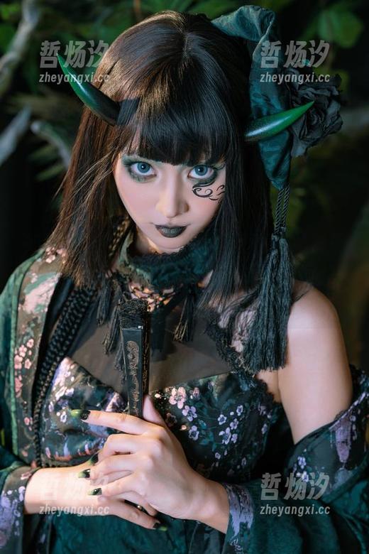 奶桃桃 奶桃桃这个组合又来了,美图更新的裤里丝突袭,打破常规,真让人对新潮趋势耳目一新。
