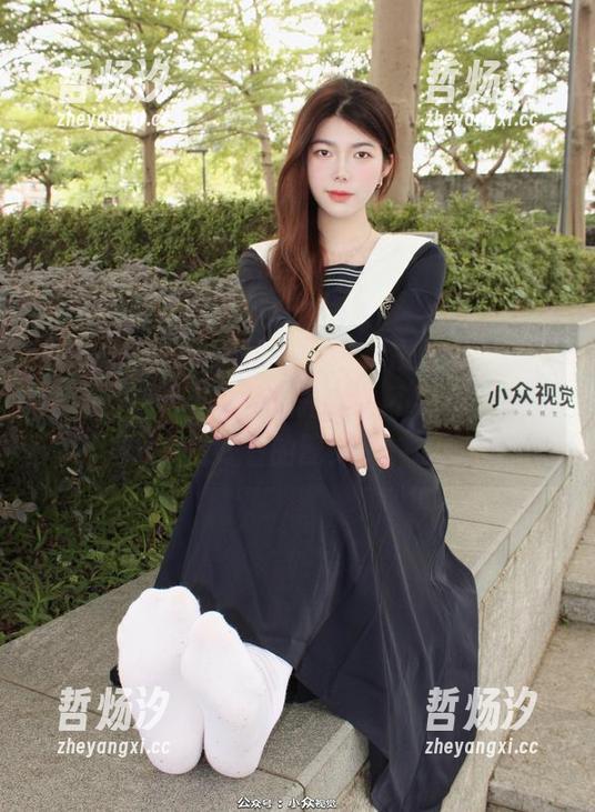 小众视觉 - 小薯条全套连衣裙原图，疯狂的身姿，令人咋舌的搭配，不说了，我去找好看的配饰了。