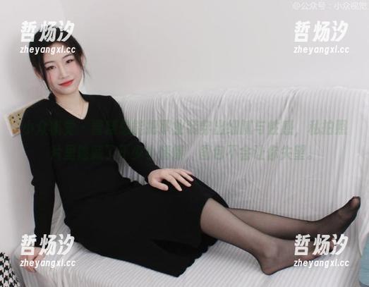 小众视觉 - 雪糕总能把职业装穿出细腻与性感，私拍照片里隐藏了不少小情愫，图包不会让你失望。