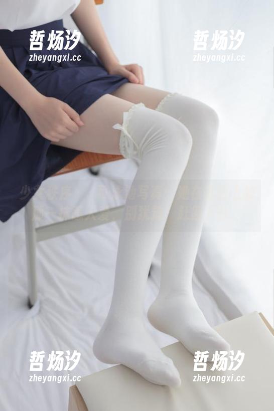 少女秩序 - 晞可泳池写真：她在水面上的那一抹惹人爱，别犹豫，赶紧下载。