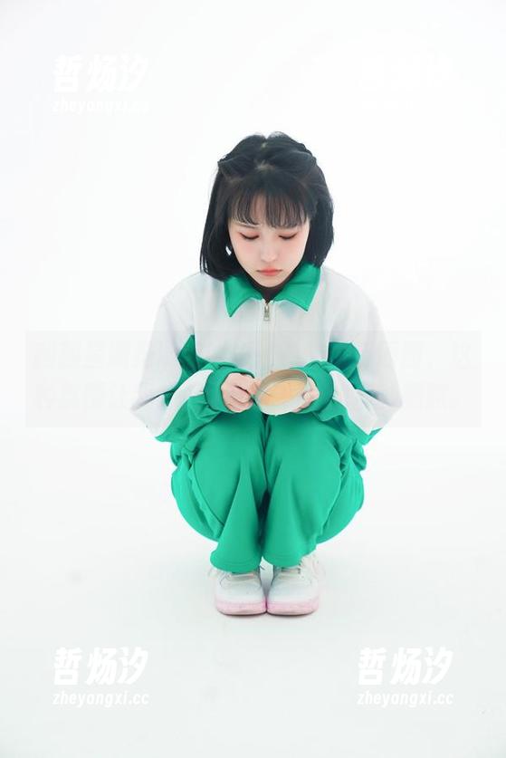 翻翻星澜是澜澜叫澜妹呀的粉色原图，这种氛围让我想起了樱花树下的那种腼腆。