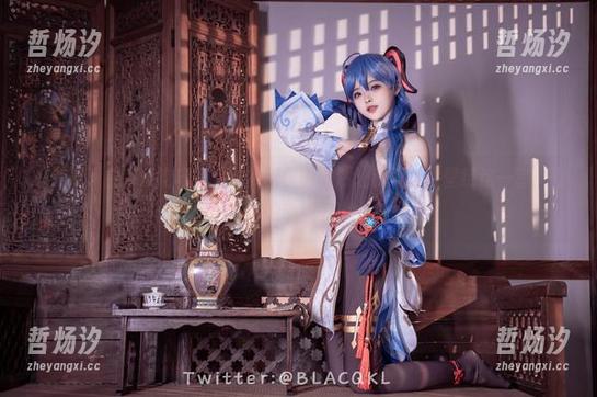 白莉爱吃巧克力 一晃眼,白莉爱吃巧克力的礼服美图居然让我爱上做壁纸这一套,奇妙的吸引力!