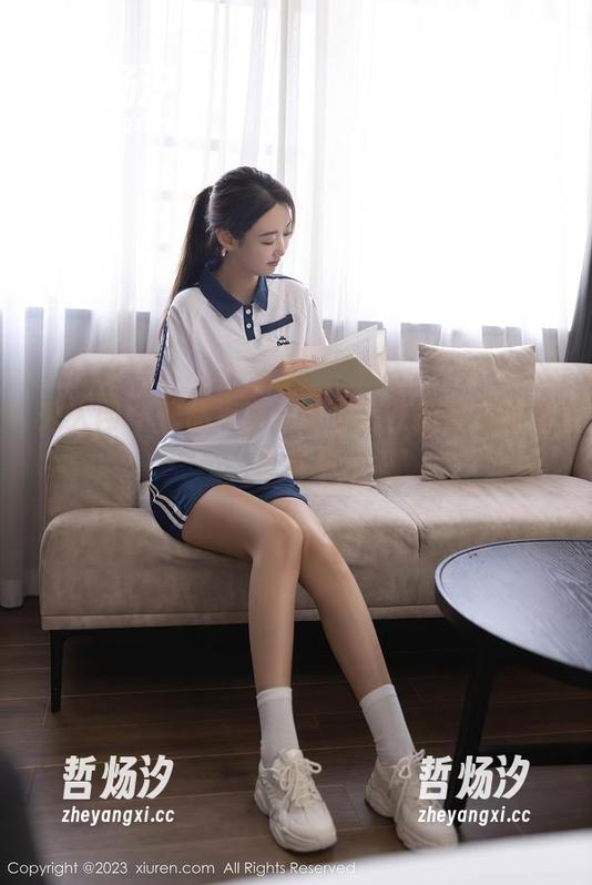秀人网 - 作品点评：叶籽亿在教室里的那份骚动
