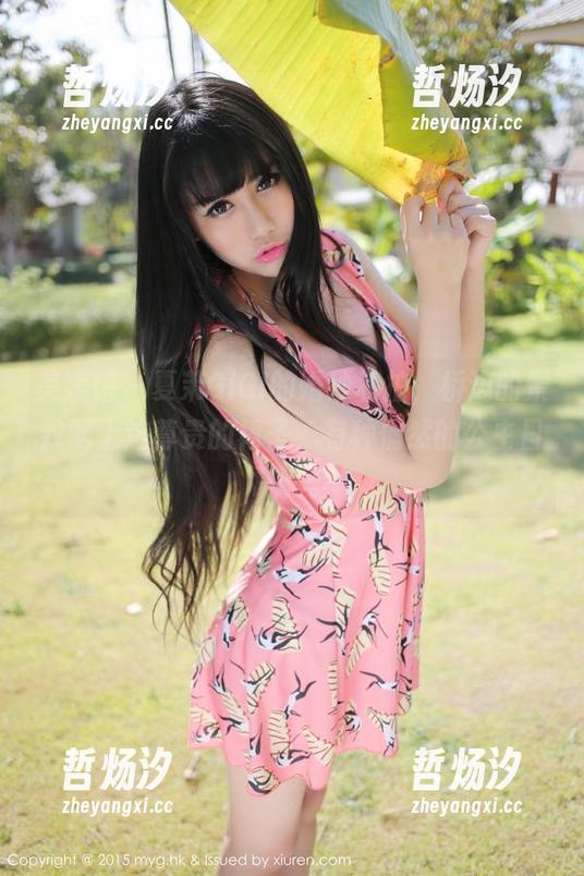 美媛馆-夏茉GIGI 美媛馆 - 夏茉GIGI的婚纱私拍,桥边的景致配上这尊贵的裙子,有种偶然的公主日常嘛。
