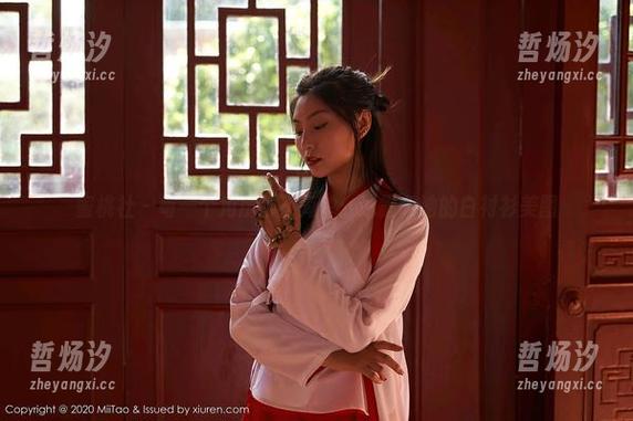 蜜桃社 - 每一个角度都不简单：冰露和她的白衬衫美图