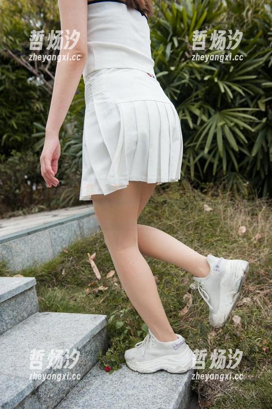魔镜街拍合集：芝芝街拍摄影，穿上白色裙装的奇幻冒险