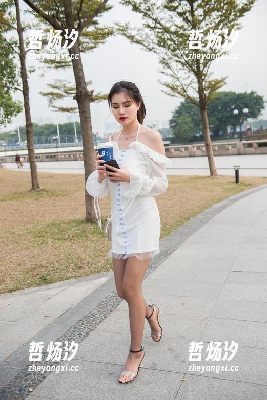 魔镜街拍：美图中不只是粉衣，瑜伽裤小姐姐的自信也是一道风景。