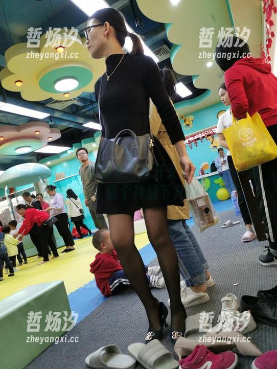 魔镜街拍私房图集：高开叉长裙加上小姐姐的大长腿，像个神仙下凡的节奏啊。